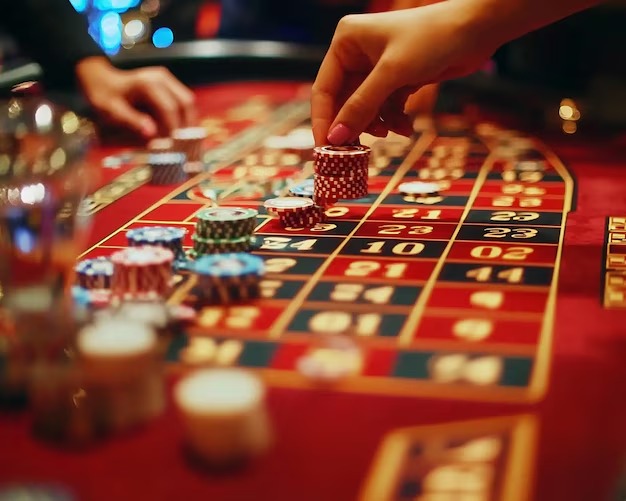 erek 94 Dadu Online live dealer rolling dice with clear display and betting interface